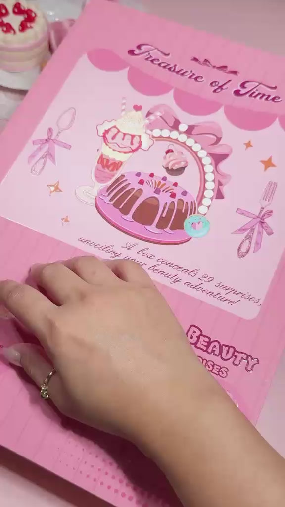 Load and play video in Gallery viewer, Face-Kevin&amp;Coco Treassure Of Time Beauty Advent Calendar Box KC1684 (1pc)

